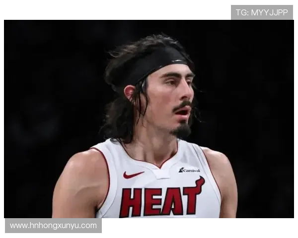 热火记者报道哈克斯左脚踝扭伤球队明日将决定他的出战状态